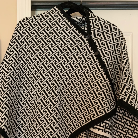 Women’s Black and white reversible geometric cape, size M - Picture 4 of 4